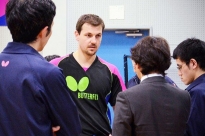 18: Timo Boll con los ingenieros.